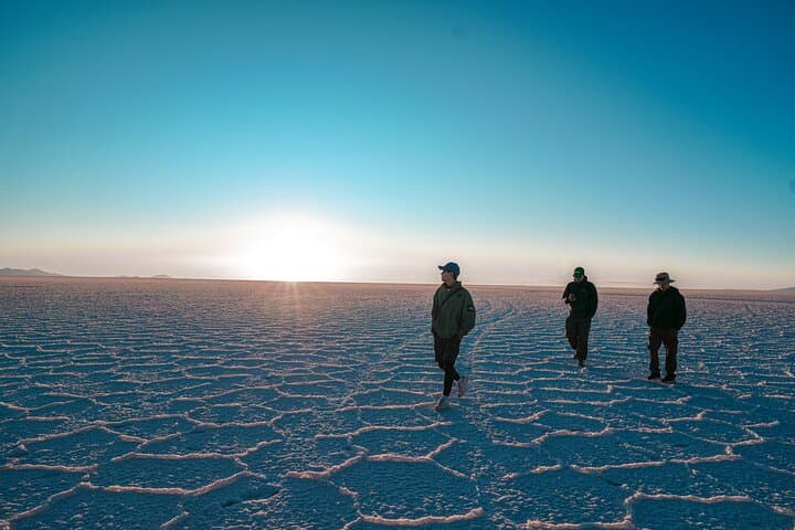 Uyuni Salt Flats & Isla Incahuasi: Full-Day Jeep Tour, Train Graveyard & Sunset
