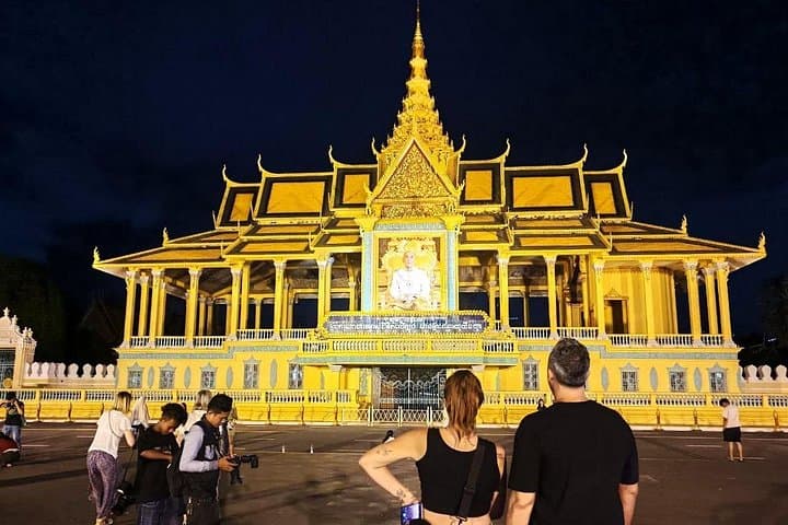 Phnom Penh Evening Cyclo Tour: Riverside Night Ride to Royal Palace & Night Market
