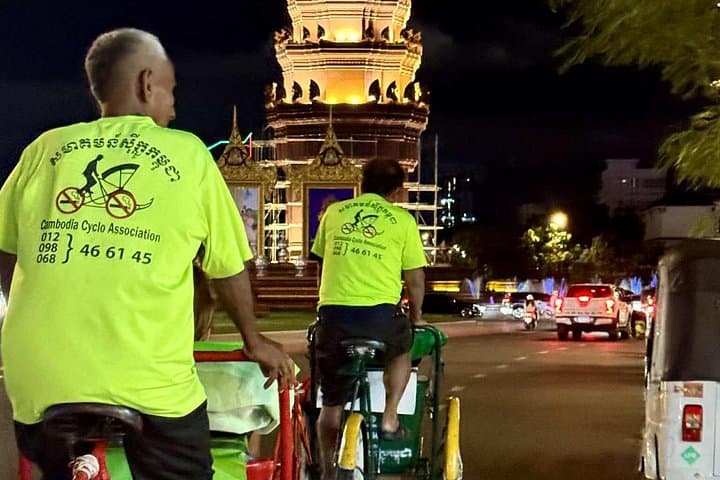 Phnom Penh Evening Cyclo Tour: Riverside Night Ride to Royal Palace & Night Market photo 3