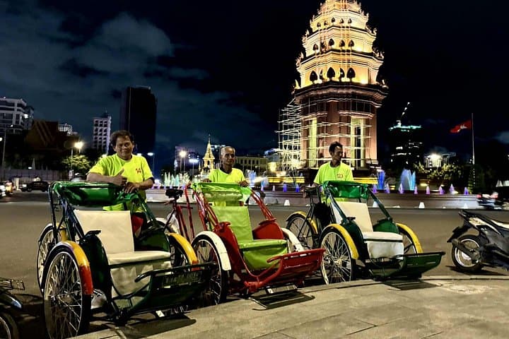 Phnom Penh Evening Cyclo Tour: Riverside Night Ride to Royal Palace & Night Market photo 4