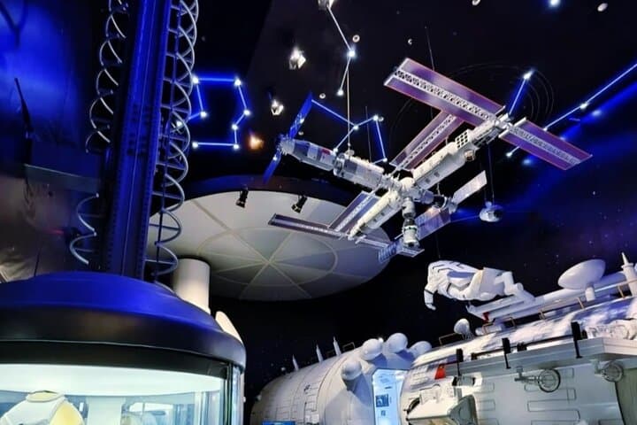 Explore Guangzhou's Grandview Museum of Natural Science: Dinosaurs, Space Shows & Hands-On Labs photo 1