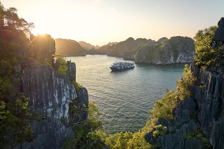3-Day Halong & Lan Ha Bay Cruise from Hanoi: Kayaking, Caves & Viet Hai Village