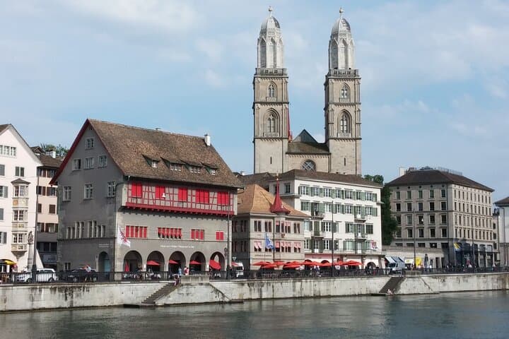 Zurich Highlights Private Walking Tour: Local-Guided City Sightseeing
