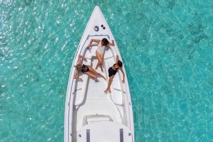 Private 38ft Yacht to Klein Curaçao: Turtle Snorkel & Beach BBQ photo 3