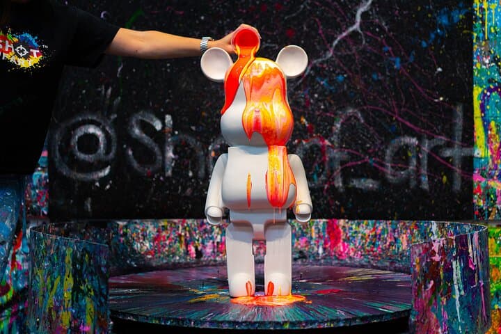 Private Fluid Bear Art Workshop in New York — Acrylic Pouring Experience photo 4
