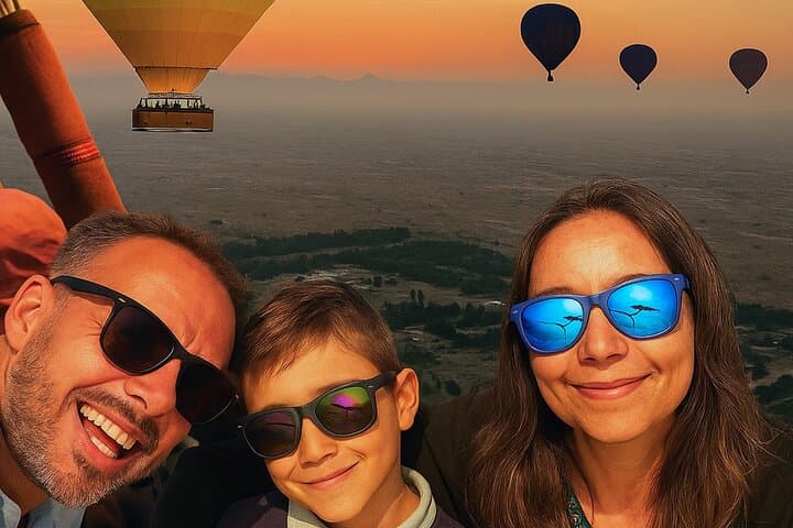 Sunrise Hot Air Balloon Over Dubai Desert — 45–60 Minute Flight with Transfers photo 4