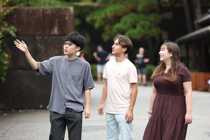 Tokyo Imperial Palace Private Historic Walking Tour — 90-Minute Guided Walk photo 2