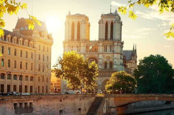 Private Paris Car Tour with Guide & Photo Stops — Eiffel, Louvre & Notre-Dame photo 2