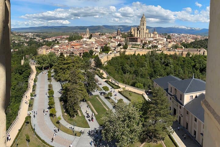 Segovia in a Day: Private Minivan Tour from Madrid to the Alcázar, Aqueduct & Cathedral