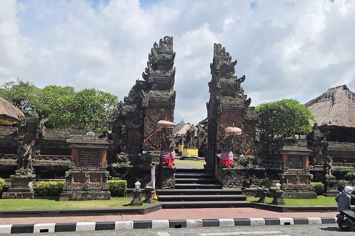Ubud Private Tour: Temples, Tegalalang Rice Terraces & Waterfalls photo 2