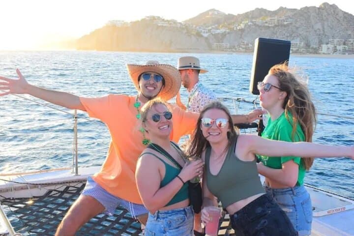 Cabo Sunset Boat Tour to El Arco with Open Bar and Dinner