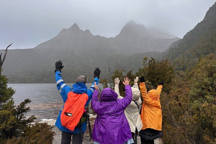 Dove Lake Guided Hike at Cradle Mountain: Day Tour from Launceston