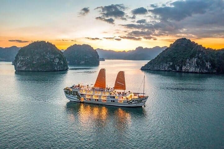 2-Day Indochina Cruise: Halong & Lan Ha Bay Overnight Experience