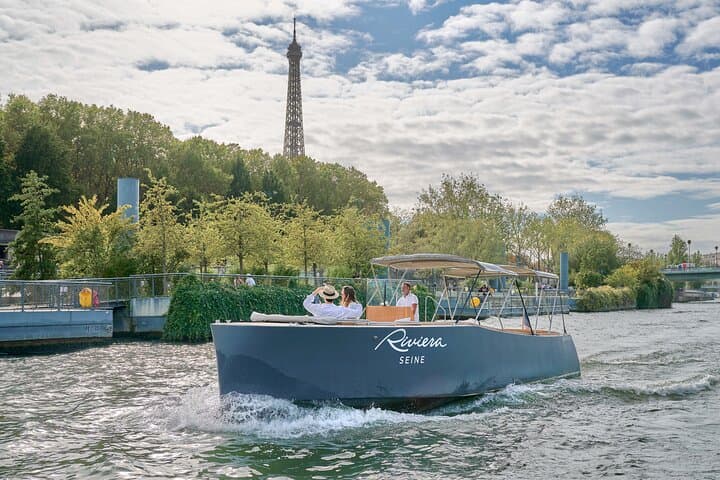 Private 1‑Hour Champagne Seine Cruise: Eiffel Tower & Notre‑Dame Views photo 3