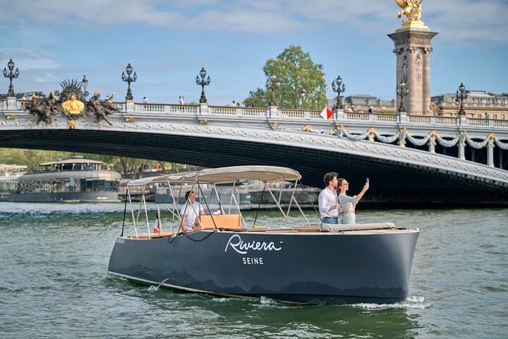 Private 1‑Hour Champagne Seine Cruise: Eiffel Tower & Notre‑Dame Views photo 2