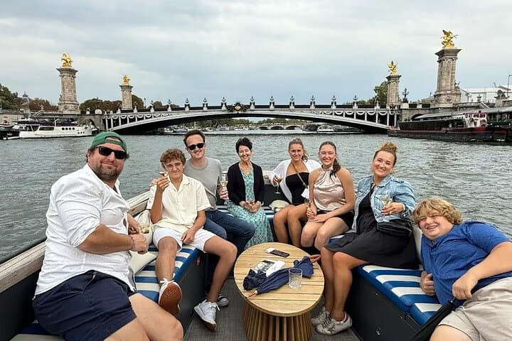 Private 1‑Hour Champagne Seine Cruise: Eiffel Tower & Notre‑Dame Views