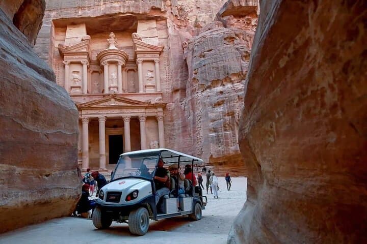 Petra and Wadi Rum: Jeep Safari with Electric Golf Cart to the Treasury