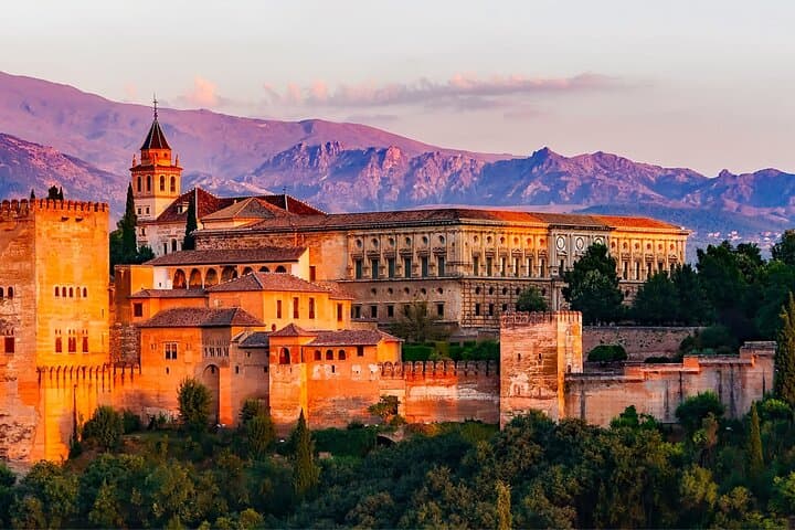 Granada Scavenger Hunt: Self-Guided Highlights Walking Tour