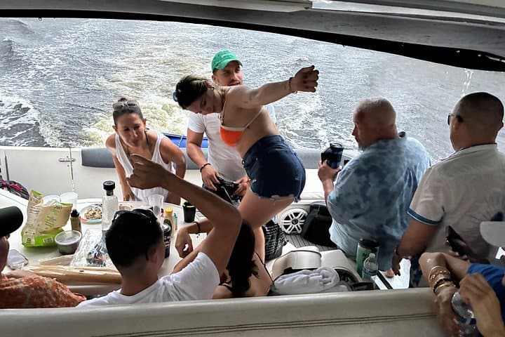 Private Sea Ray 500 Sundancer Yacht Charter in Miami — Biscayne Bay Cruise photo 4