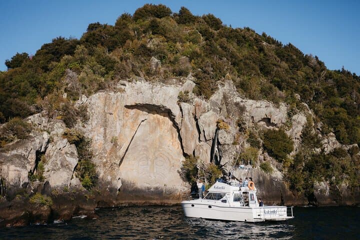 Kakariki Cruise to Mine Bay Maori Rock Carvings — Taupo Daytime Boat Tour