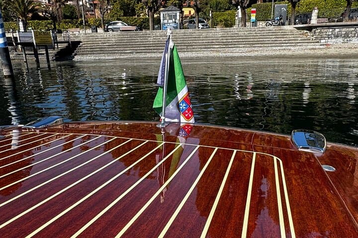 One-Hour Shared Venetian Limousine on Lake Como: Villas, Gardens & Shoreline Views photo 4