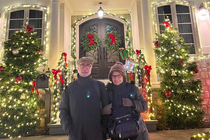 Dyker Heights Christmas Lights Private Tour with Dumbo Photo Stop photo 2