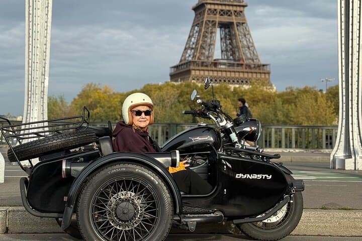 Paris by Vintage Sidecar and Seine Cruise: 90-Minute Iconic Landmarks Tour