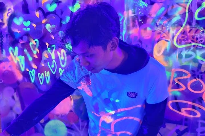 Glow Workshop Neon Art Experience in Chicago — Blacklight Painting at Studio W.I.P.