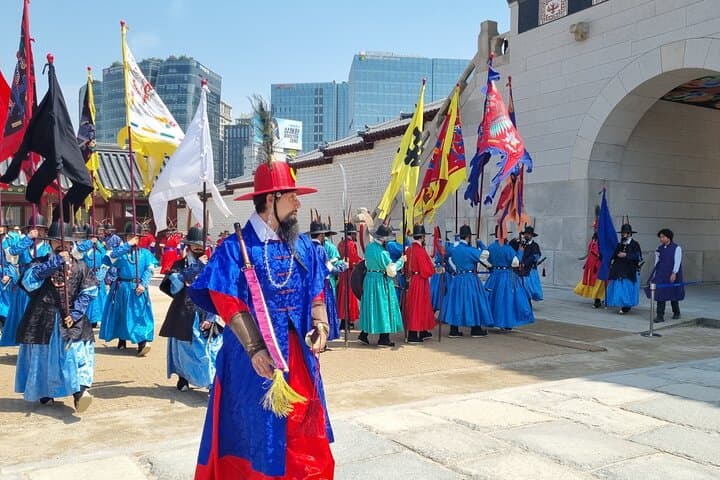 Seoul Royal Palaces & Hidden Gems: Customizable Private Tour