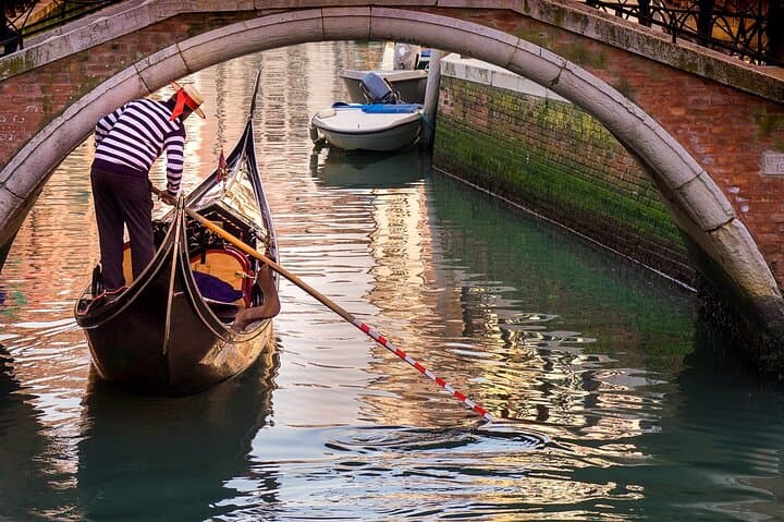 Private Gondola Ride in Venice: Discover the Floating City photo 6