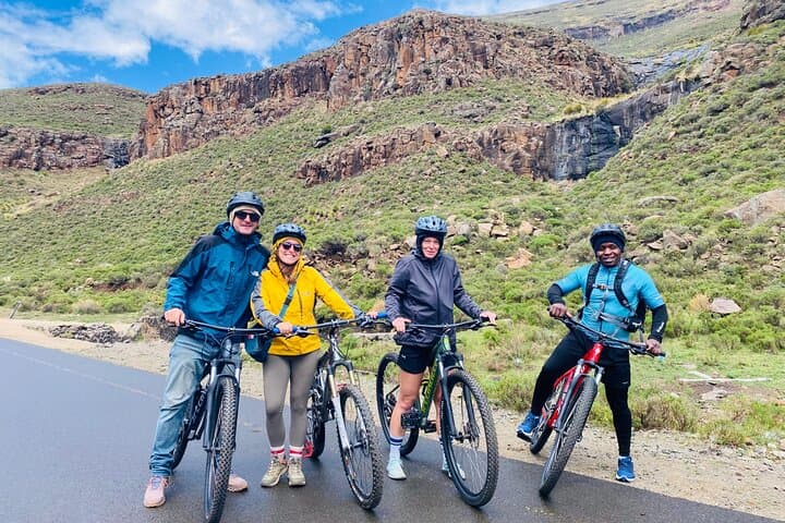 Sani Pass to Basotho Homesteads: Lesotho Bicycle Day Tour from Underberg