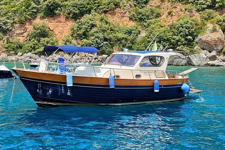 Capri and Amalfi Coast Gozzo Tour: Sorrento Full-Day Boat Experience photo 2