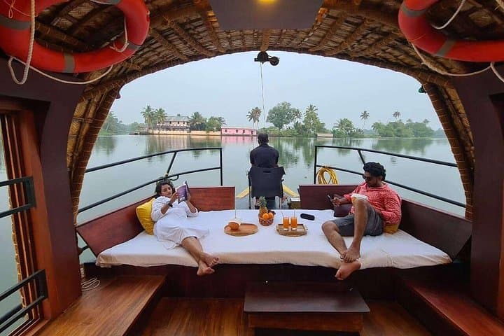 Kerala in Eight Days: Cochin to Kovalam — Backwaters, Hills & Beaches