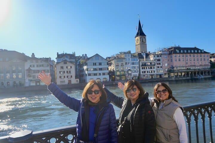 Zurich 3-in-1 Walking Tour: Photoshoot, Lake Views & Local Flavors