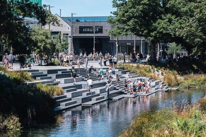 Christchurch Essentials: Guided Walking Tour from the Bridge of Remembrance