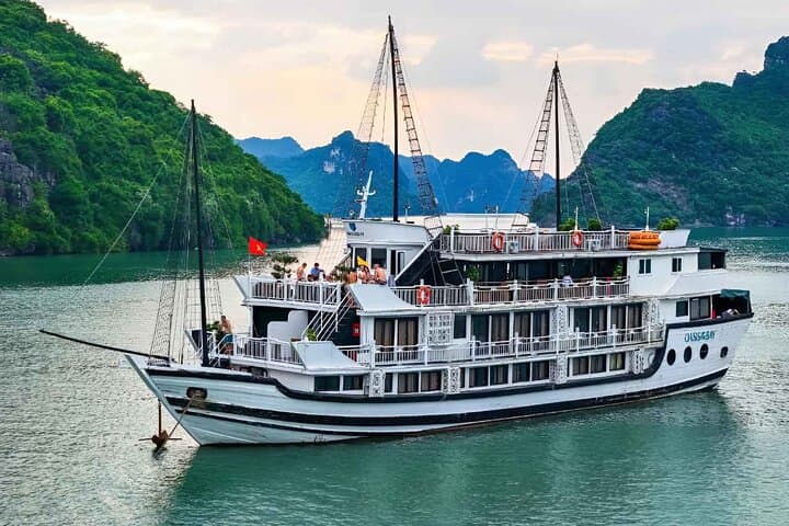 3-Day Oasis Bay Cruise: Halong Bay Shared Tour with Kayaking, Jacuzzi & Cat Ba Cave Dinner
