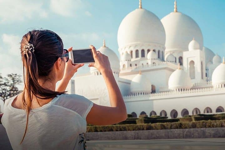 Private Chauffeur Transfer Dubai to Abu Dhabi — Comfortable Door-to-Door Ride