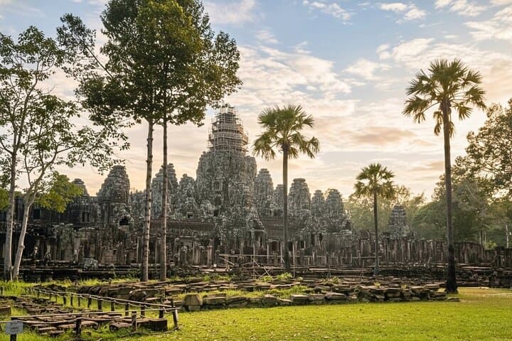 Angkor Wat Full-Day Private Tour: Bayon, Ta Prohm & Phnom Bakheng Highlights photo 3