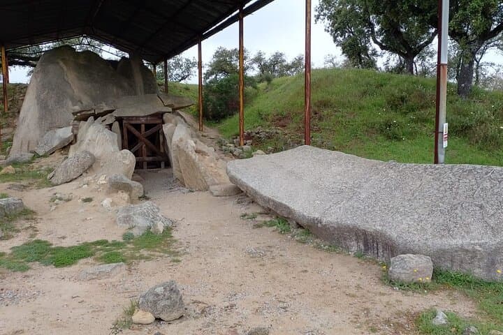 Évora Prehistoric Monuments Private Tour — Almendres Cromlech, Dolmens & Cave Paintings photo 2