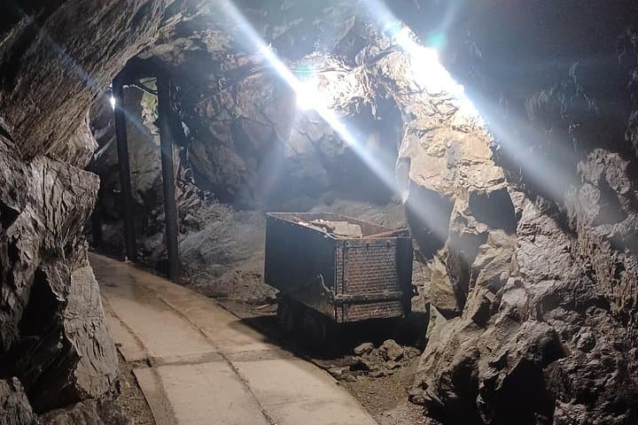 Crystal Gold Mine Tour: Wallace Idaho Gold Panning & Miner's Museum photo 1