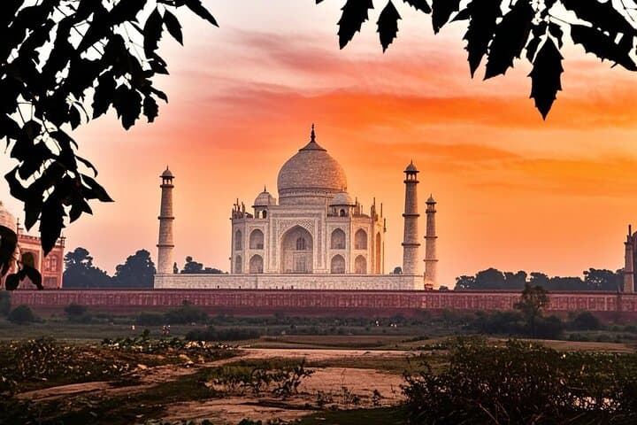 Sunrise at the Taj Mahal: Private Day Tour from Delhi to Agra