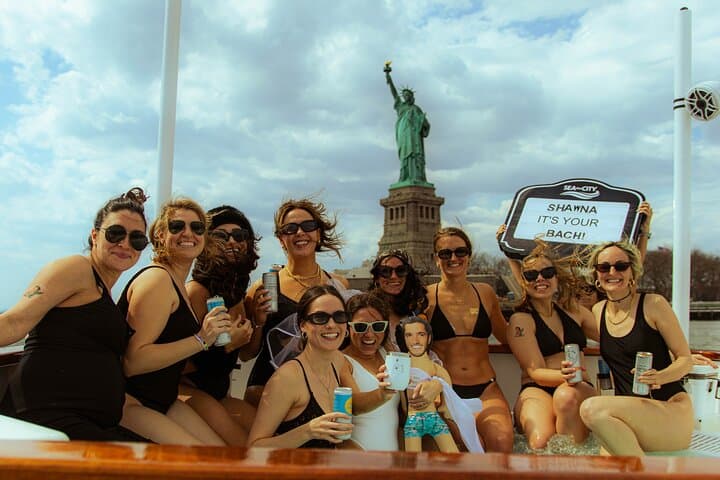 Private Hot Tub Boat Around NYC: Soak, Sail, and See the Statue photo 6