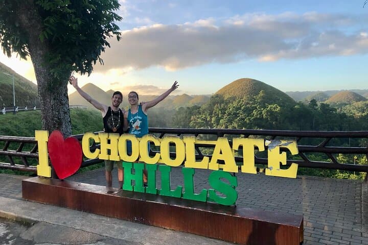 Chocolate Hills Tour: Tarsier Encounter and Loboc River Cruise in Bohol