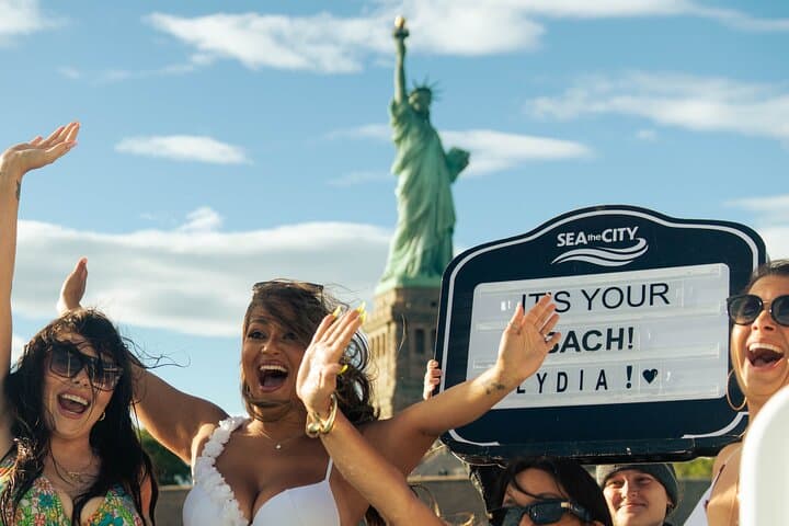 Private Hot Tub Boat Around NYC: Soak, Sail, and See the Statue photo 4