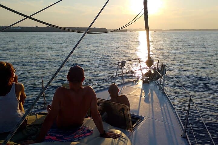 Sunset Sailing in Barcelona: Port Olímpic Yacht Cruise with Cava and City Views
