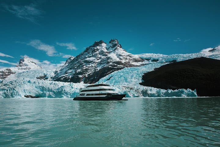 Overnight Luxury Cruise Through Patagonia's Glaciers (El Calafate) photo 2