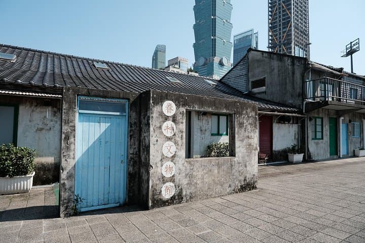 Xiangshan (Elephant Mountain) Hike and Huaxi Street Massage — Taipei Skyline, Temple & Night Market Circuit photo 1