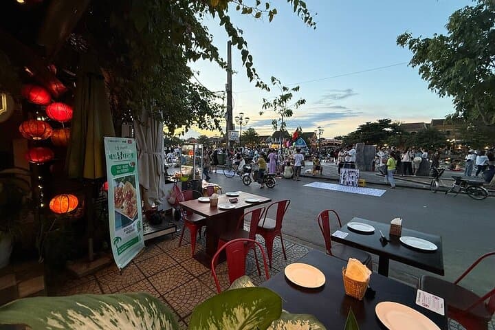 Hoi An By Night: Lanterns Walking Tour and Hoai River Sampan Cruise photo 3
