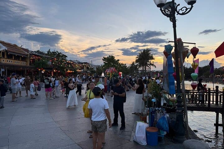 Hoi An By Night: Lanterns Walking Tour and Hoai River Sampan Cruise photo 4