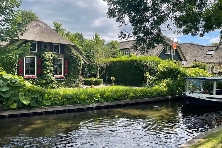 Giethoorn 1-Hour E-Boat Canal Tour — City Center to Weerribben-Wieden